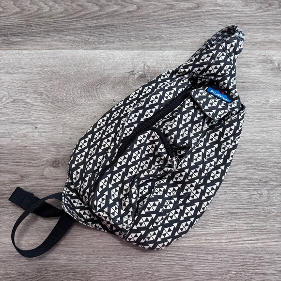 Kavu Mini Rope Sling Bag Black Triangle Diamond Print Purse - Picture 1 of 4